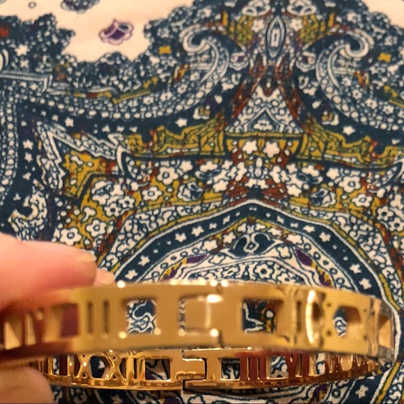 Rose gold Roman numeral cuff - Picture 5 of 8